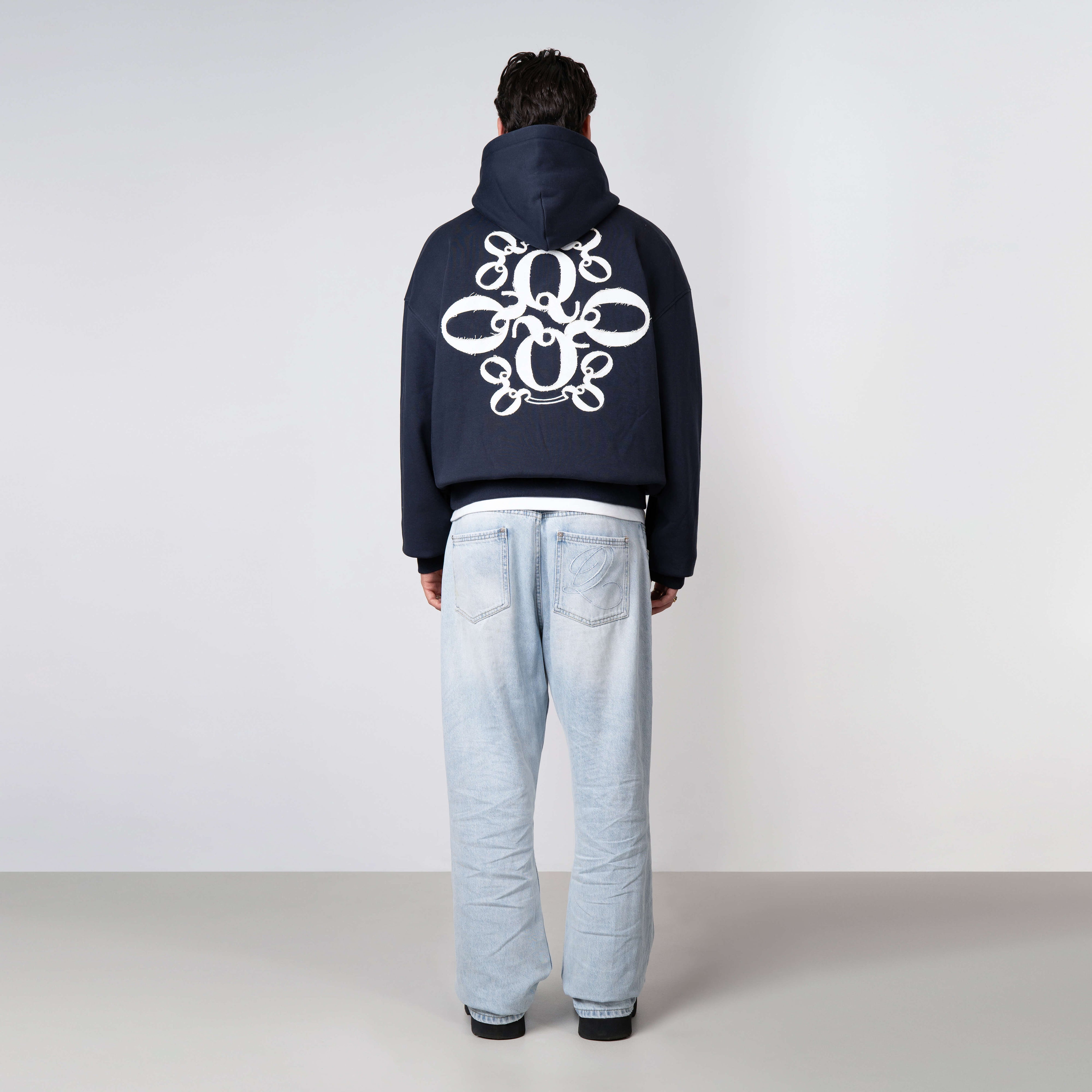 Model is 179 cm, 71 kg, and wears size M
